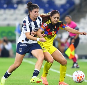Lucía García y Jana Gutiérrez en la disputa del balón en la ida de los cuartos de final del Apertura 2025.