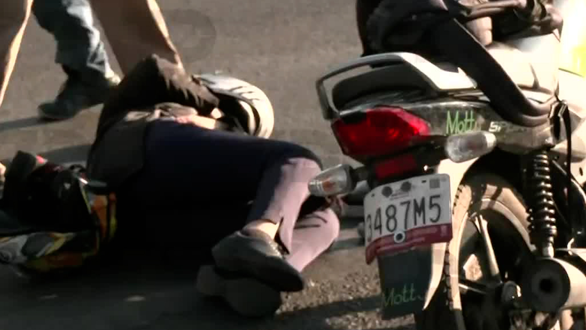 Paramédicos llegaron a la zona para atender a una mujer motociclista que se vio afectada.