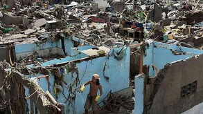 Casas destruidas con cientos de escombros y basura en Filipinas
