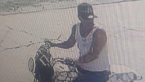 Hombre a bordo de una motocicleta robando pieza de un minisplit en Torreón.