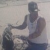 Hombre a bordo de una motocicleta robando pieza de un minisplit en Torreón.