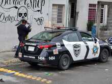 Un hombre fue baleado en un edificio de renta de cuartos en la colonia San Isidro en Apodaca, Nuevo León. Fue trasladado a un hospital para su atención.