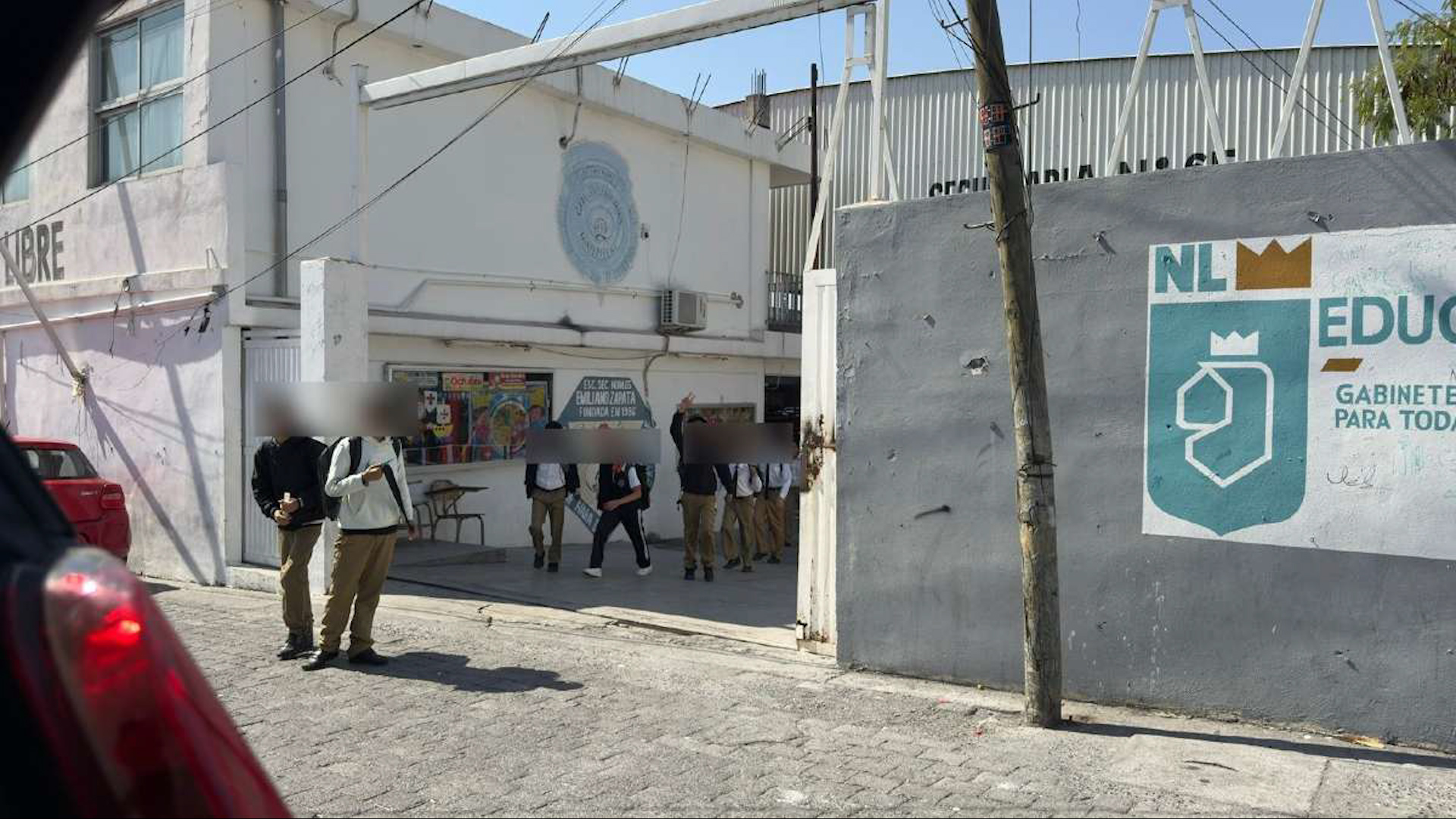 A la 1 de la tarde, hora que inicia el turno vespertino, la explanada y los salones lucieron vacíos.