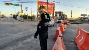 Tránsito de Torreón dando vialidad a los conductores del bulevar Independencia de la ciudad.