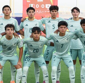 La Selección Mexicana se toma la foto oficial en su debut en el Mundial Sub-17 2025.