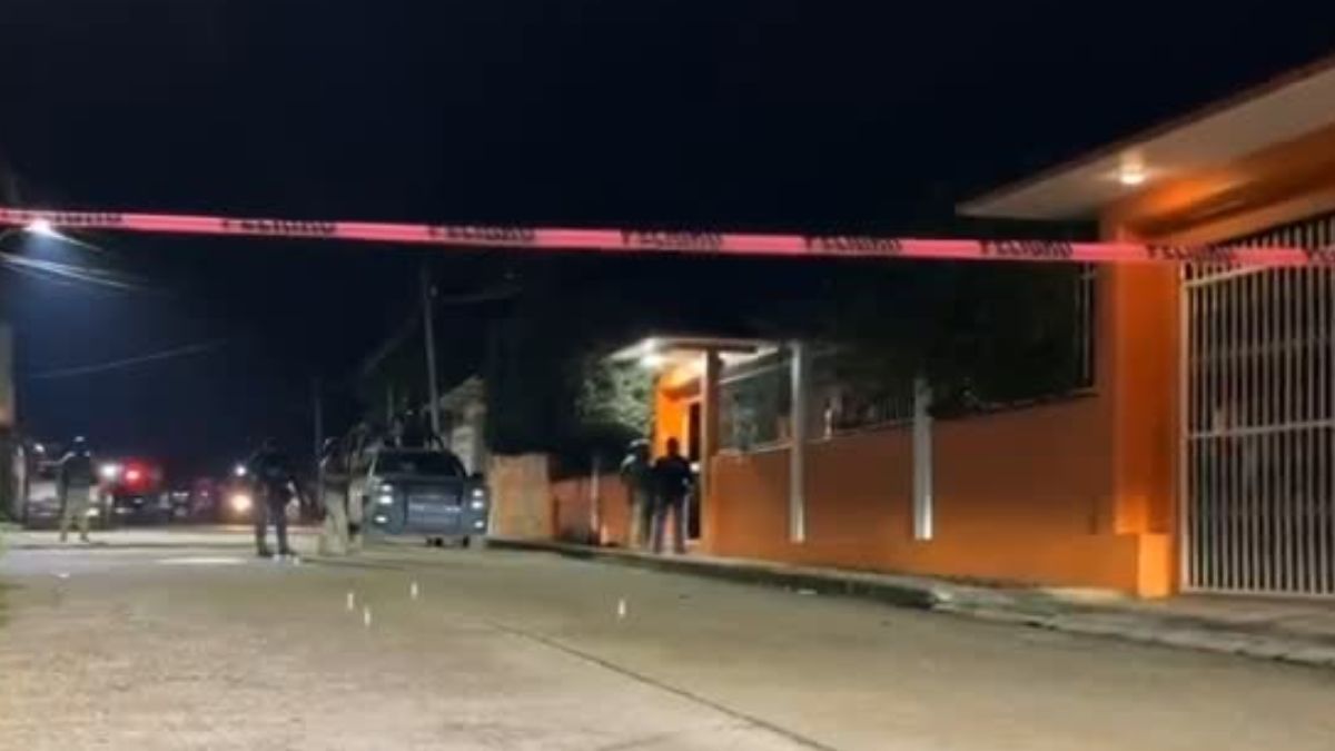 Vivienda color naranja atacada a balazos por delincuentes de Acayucan, Veracruz.
