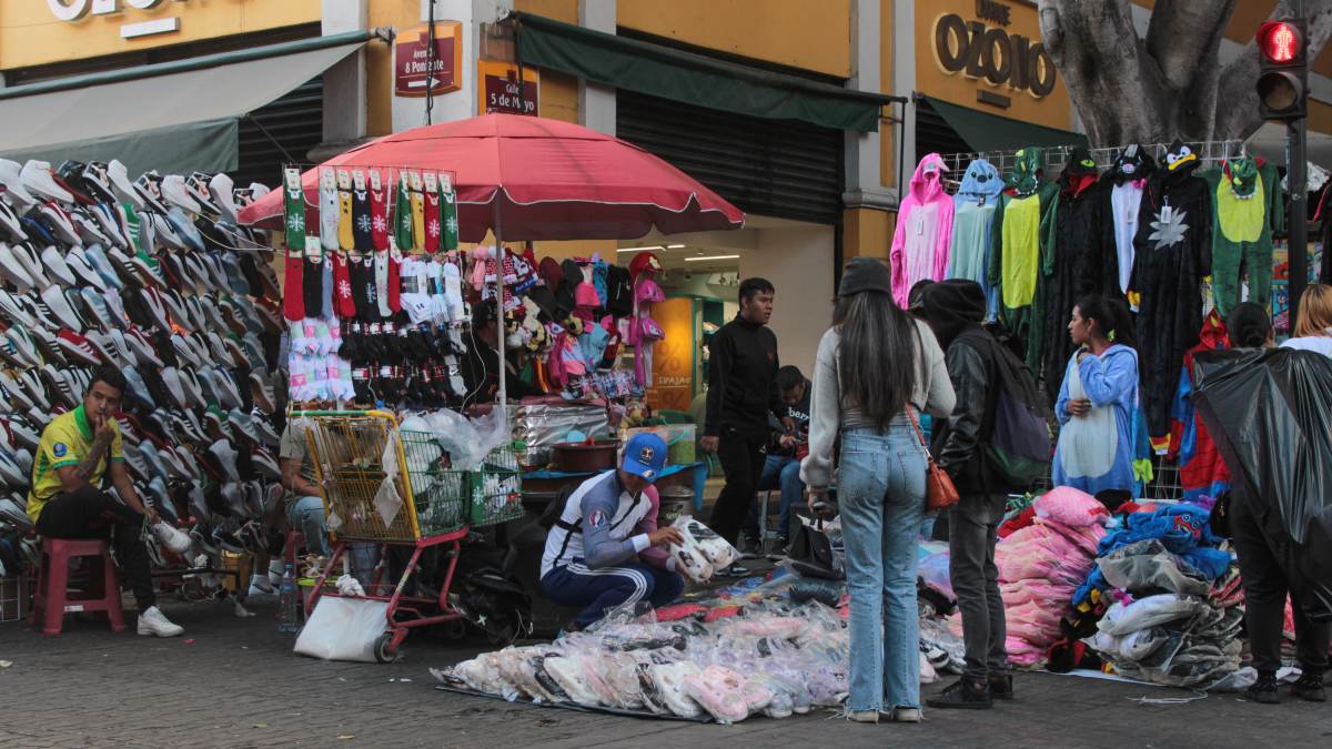 Negocio de venta informal montado sobre la vía pública en la ciudad de Puebla.