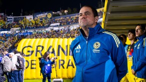André Jardine en su zona técnica previo a un partido del América en Liga MX.