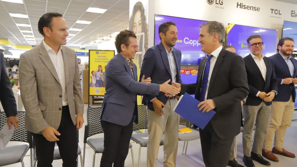 Asistentes pasando un buen rato durante la inauguración de la tienda Coppel en Paseo Durango.