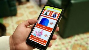 Mano sosteniendo un teléfono celular en color negro