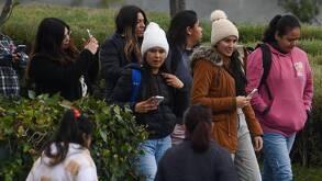 Personas con chamarras y gorros por frío en CdMx