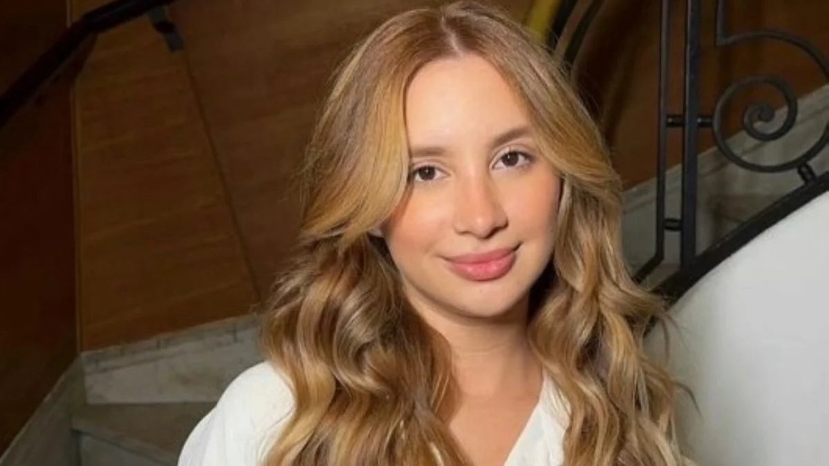 Joven mujer con cabello ondulado y castaño