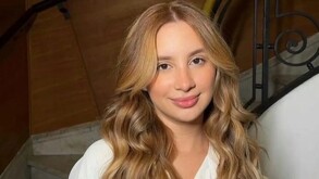 Joven mujer con cabello ondulado y castaño