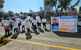 Familiares y amigos de Jonathan, desaparecido en Tlajomulco, se manifiestan en las afueras de Casa Jalisco