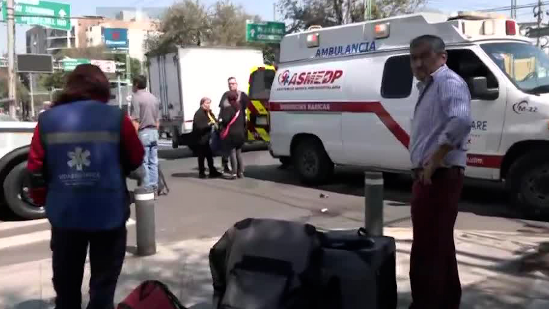 La camioneta terminó impactada contra estructura tubular sobre Eje Central.
