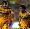 Ángel Correa y 'Chicha' Sánchez festejando un gol del juvenil mexicano en el partido de Tigres contra Necaxa.