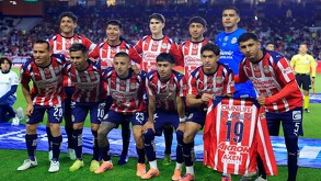 El equipo de fútbol Club Deportivo Guadalajara (Chivas) posa en la cancha antes de un partido. Los 11 jugadores visten su uniforme de rayas rojo y blanco