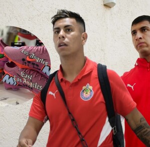 Efraín Álvarez y ‘Cotorro’ González llegando al Estadio Akron previo a un partido con las Chivas de Guadalajara.