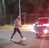 Momento en el que un conductor y sus acompañantes agreden a hombre y lo dejan con muerte cerebral en Puebla.