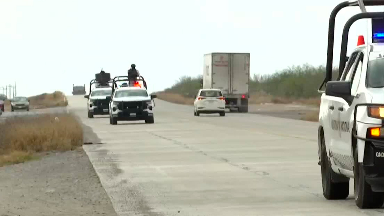 Autoridades decomisaron más de 800 kg de metanfetaminas ocultas en jarrones de yeso en el cruce Laredo–Colombia.