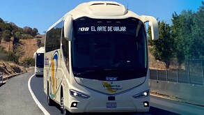 Autobús de Vallarta Plus recorriendo carreteras de Jalisco en el día