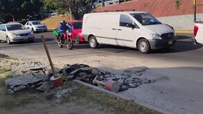 Focos de infección en la ciudad. Montones de basura y escombro invaden una calle en Guadalajara, dificultando el paso de vehículos y generando un riesgo sanitar