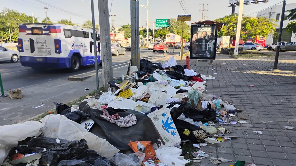 El escombro dejado por el Siapa en Lázaro Cárdenas y Colón genera accidentes y daños a vehículos. / Foto: Gloria Reza