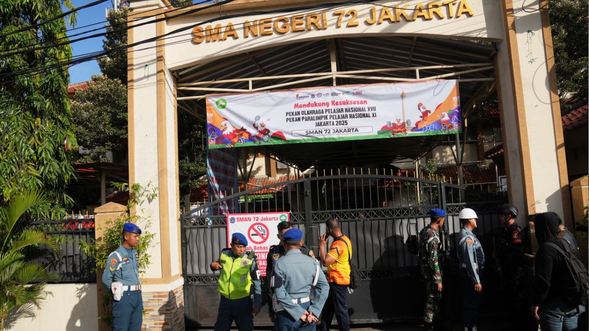 Escuela de explosión en Mezquita con autoridades en su exterior.