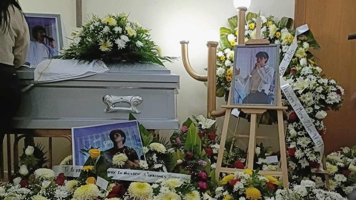 En foto, el funeral de Brian Gamaliel Villa Castañeda, joven de 24 años, gente sufriendo y abrazada despidiéndose de él tras haber muerto por un atropellamiento