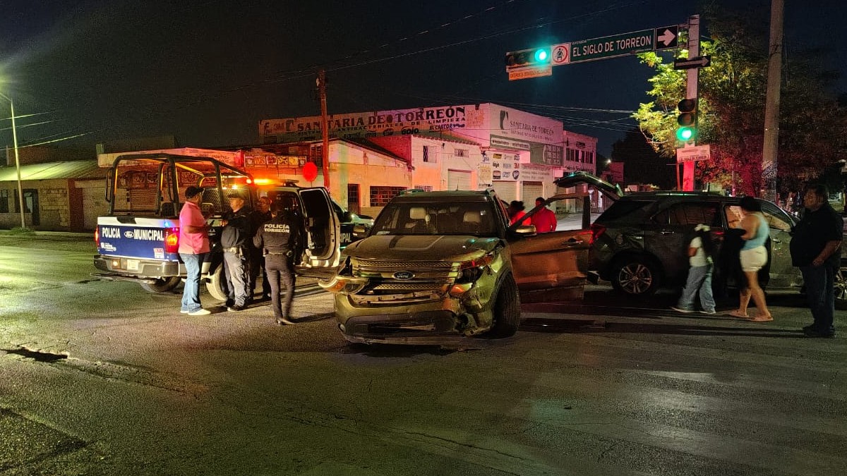 Camionetas involucradas en un accidente automovilístico en el Centro de Torreón.