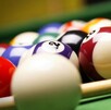 Bolas de billar de diferentes en una mesa de billar