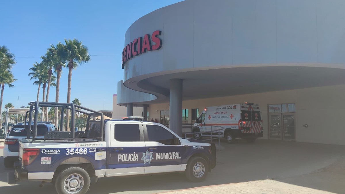 Entrada del Hospital General de Torreón, se puede ver una ambulancia de la Cruz Roja y una patrulla de la Policía Municipal.