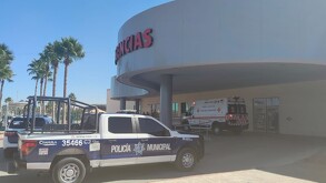 Entrada del Hospital General de Torreón, se puede ver una ambulancia de la Cruz Roja y una patrulla de la Policía Municipal.