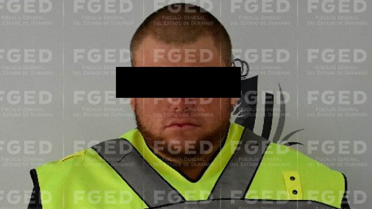 Hombre calvo con chaleco verde de detenido