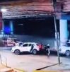 Momento en el que un grupo de sicarios dispara y mata a tres policías en Huixcolotla.