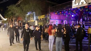 Policía Municipal haciendo recorrido de vigilancia en la zona de bares de Torreón.