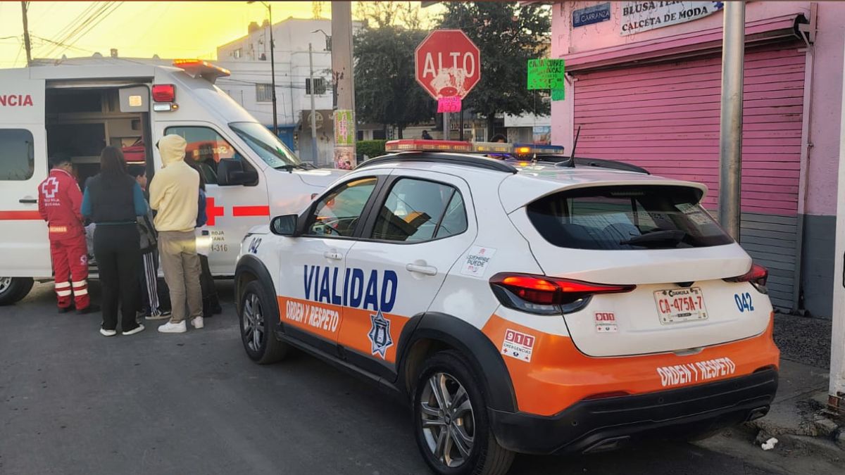 Paramédicos de Cruz Roja Mexicana atendiendo a personas involucradas en un accidente.
