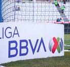 Portería de la cancha del Estadio Hidalgo con la publicidad de la Liga MX.