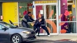 Maestra de una guardería de Chicago siendo detenida por agentes de  ICE frente a sus alumnos.