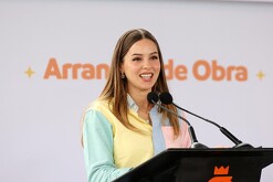 Imagen que describe a Mariana Rodríguez hablando sobre el padrón nacional de padres deudores.