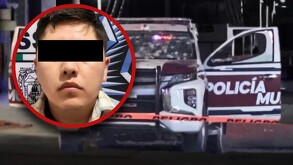 Hombre que viste playera negra con una cinta sobre los ojos para respetar su presunción de inocencia.