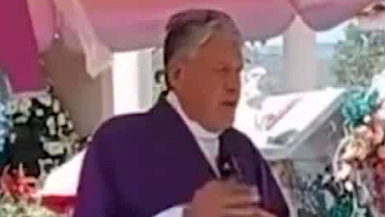 El sacerdote Jesús Alfredo Gallegos, conocido como el ‘Padre Pistolas’, desató polémica tras amenazar con golpear a la gobernadora Libia Dennise García.