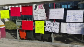 Trabajadores inconformes del ISSSTE se manifestaron por salarios no pagados.