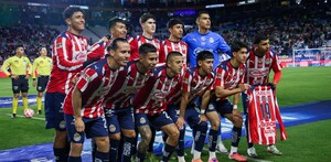 Las Chivas Rayadas del Guadalajara previo al arranque del encuentro ante los Tuzos del Pachuca.