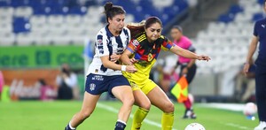 Lucía García y Jana Gutiérrez en la disputa del balón en la ida de los cuartos de final del Apertura 2025.