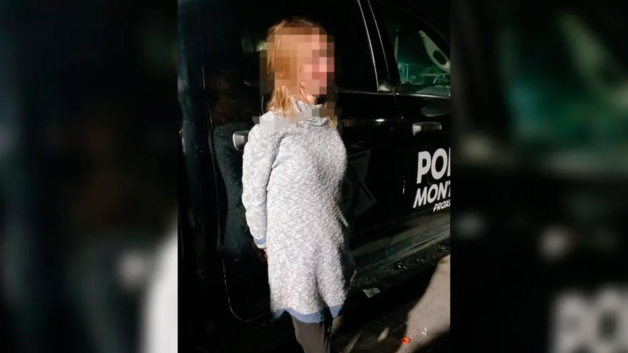 Una mujer fue rescatada por elementos de la Policía de Monterrey, Nuevo León, cuando se encontraba en riesgo sobre el barandal del Puente del Papa.