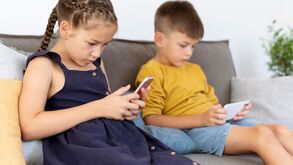 Foto genérica de niños utilizando sus celulares.