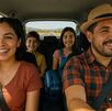 una familia dentro de un auto se va de viaje