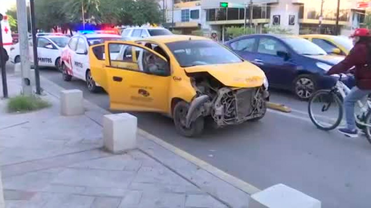 Los cuerpos de rescate permanecieron en el lugar para explicar a los involucrados el procedimiento a seguir tras el accidente.