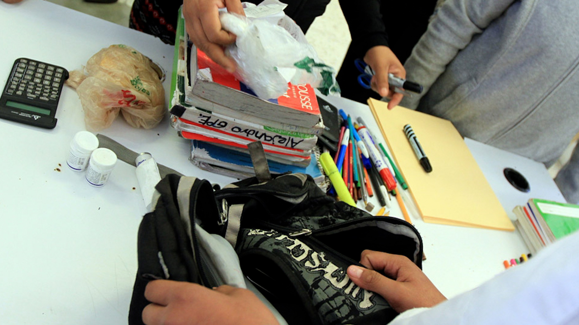 Los hechos se registraron en una secundaria al norte de Monterrey, donde los elementos realizaron operativo mochila.